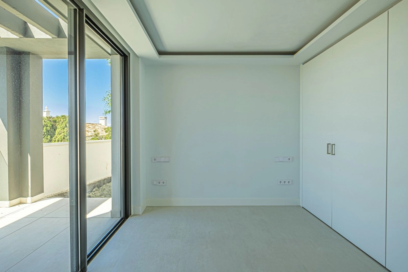 Elke slaapkamer is ontworpen voor comfort, met voldoende ruimte, natuurlijk licht en toegang tot terrassen.