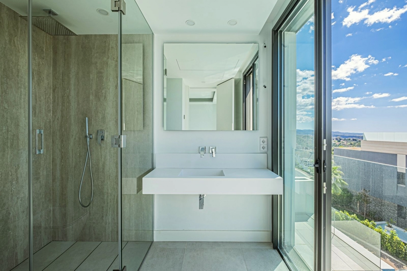 Strakke, moderne badkamers zijn voorzien van hoogwaardige materialen en een eigentijds design.