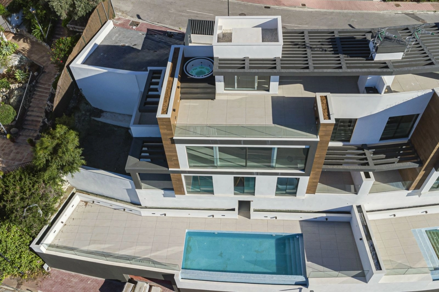 De eigentijdse architectuur van deze luxe woningen past naadloos in het natuurlijke landschap.