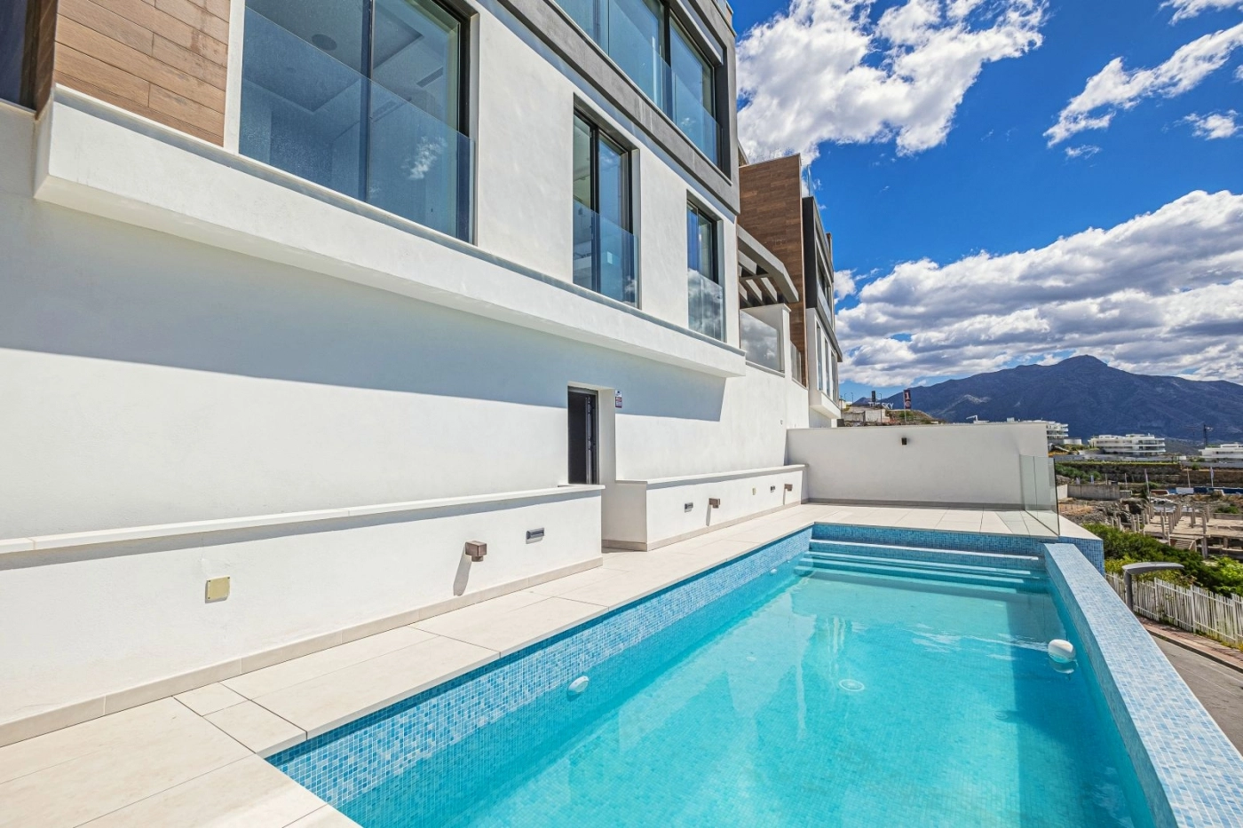 Uw privé overloopzwembad is een perfecte oase om te ontspannen en te genieten van het Spaanse klimaat.