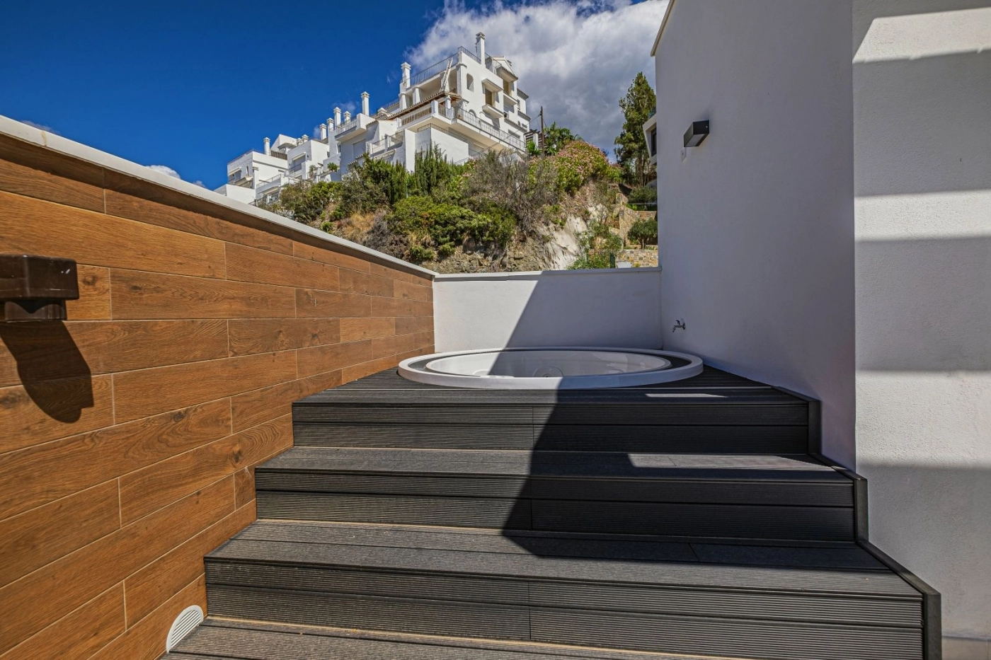 Ontspan in de jacuzzi op het dak, een privé toevluchtsoord met een prachtige natuurlijke omgeving.