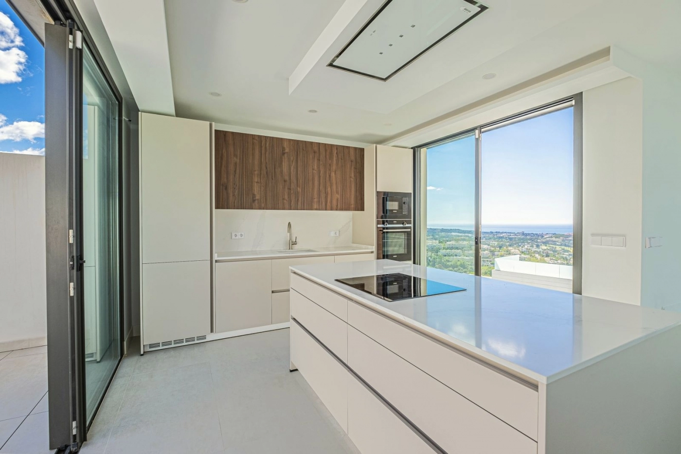 Een ultramoderne keuken, ontworpen voor zowel functionaliteit als stijl, met hoogwaardige apparatuur.