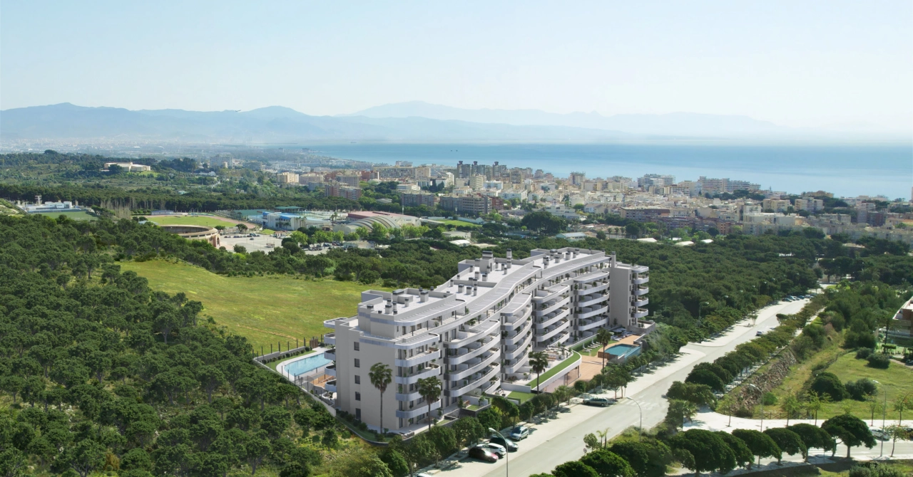 Een luchtfoto van het project, die de uitstekende locatie in Torremolinos met de Middellandse Zee op de achtergrond toont.