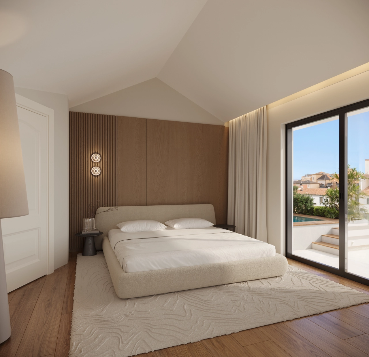 De lichte penthouse slaapkamer komt uit op een zonovergoten terras met een privé plonsbad.