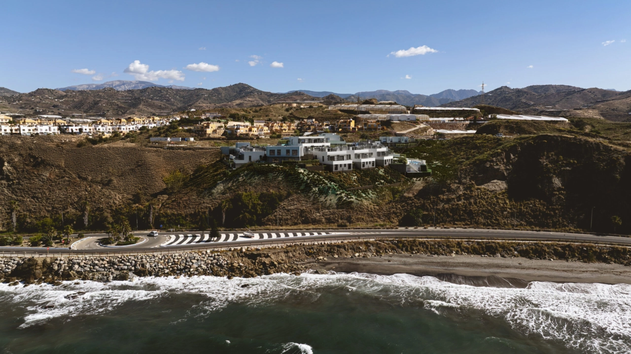 Het project is perfect geïntegreerd in de heuvel, en biedt privacy en een schitterend uitzicht.