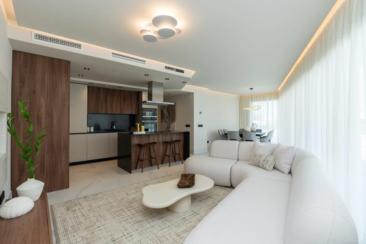 Hedendaagse interieurs zijn voorzien van hoogwaardige materialen en een ontwerp dat natuurlijk licht en ruimte maximaliseert.