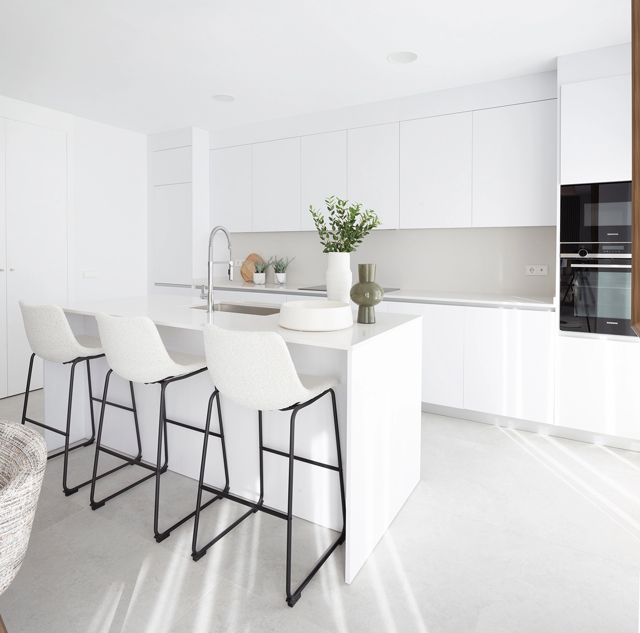 Een moderne, open keuken met hoogwaardige apparatuur en afwerkingen, perfect om gasten te ontvangen.