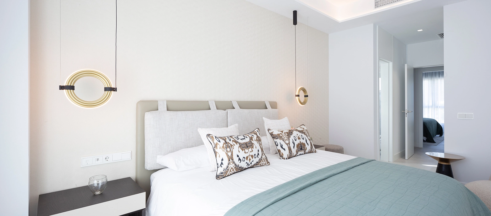 Elegante slaapkamers bieden een rustige oase met een sereen design en hoogwaardige materialen.