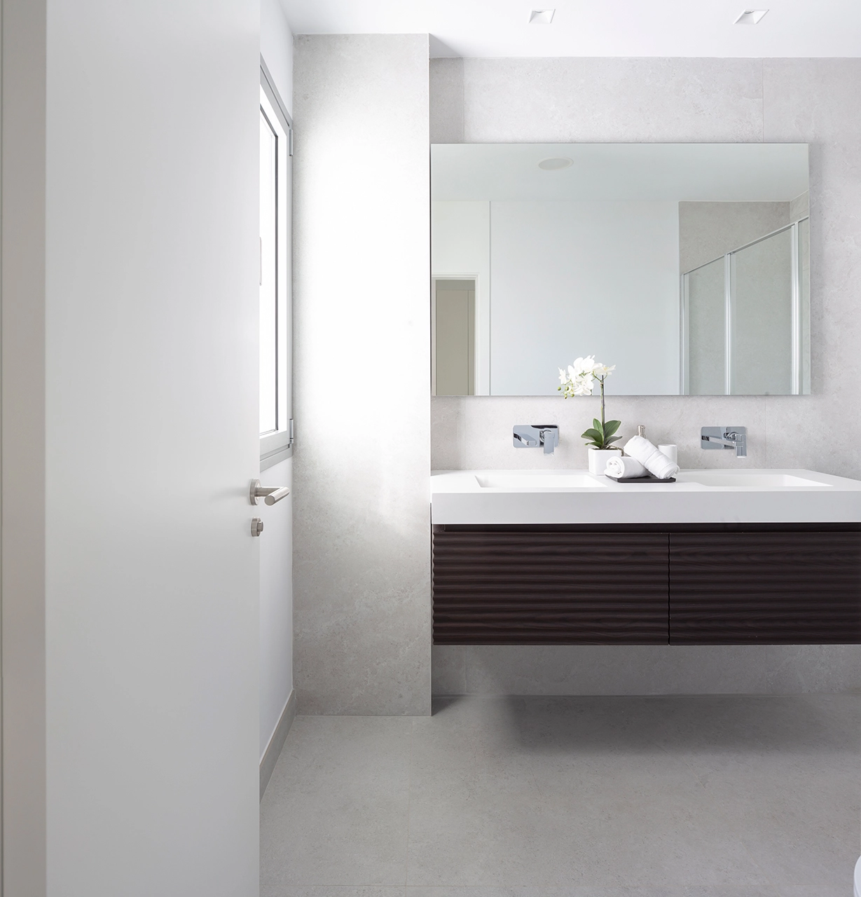 Stijlvolle en eigentijdse badkamers zijn voorzien van hoogwaardige armaturen voor een spa-achtige ervaring.