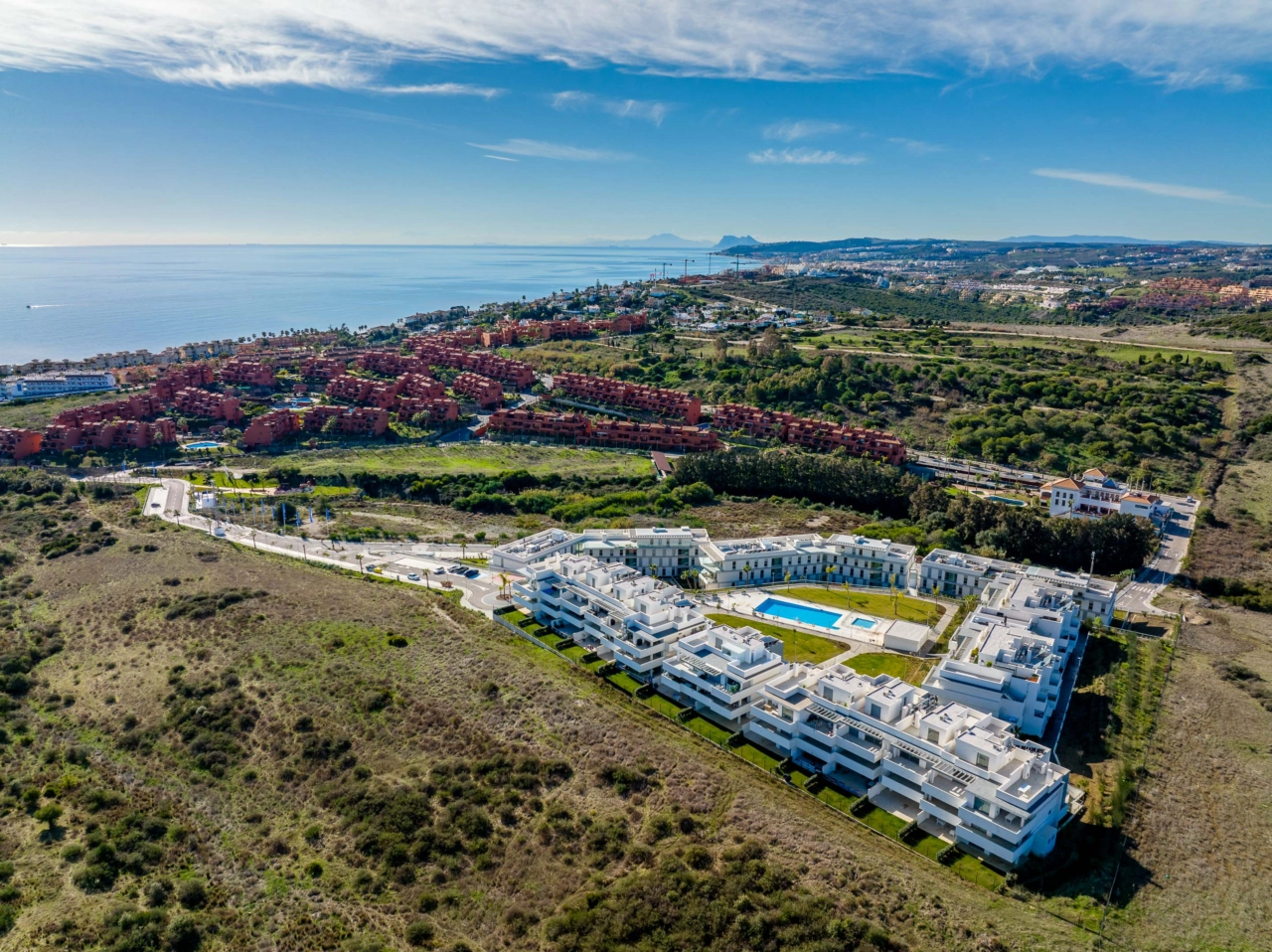 Een luchtfoto van Serenity Gardens, die de prachtige ligging aan de Costa del Sol toont, met de Middellandse Zee vlakbij.