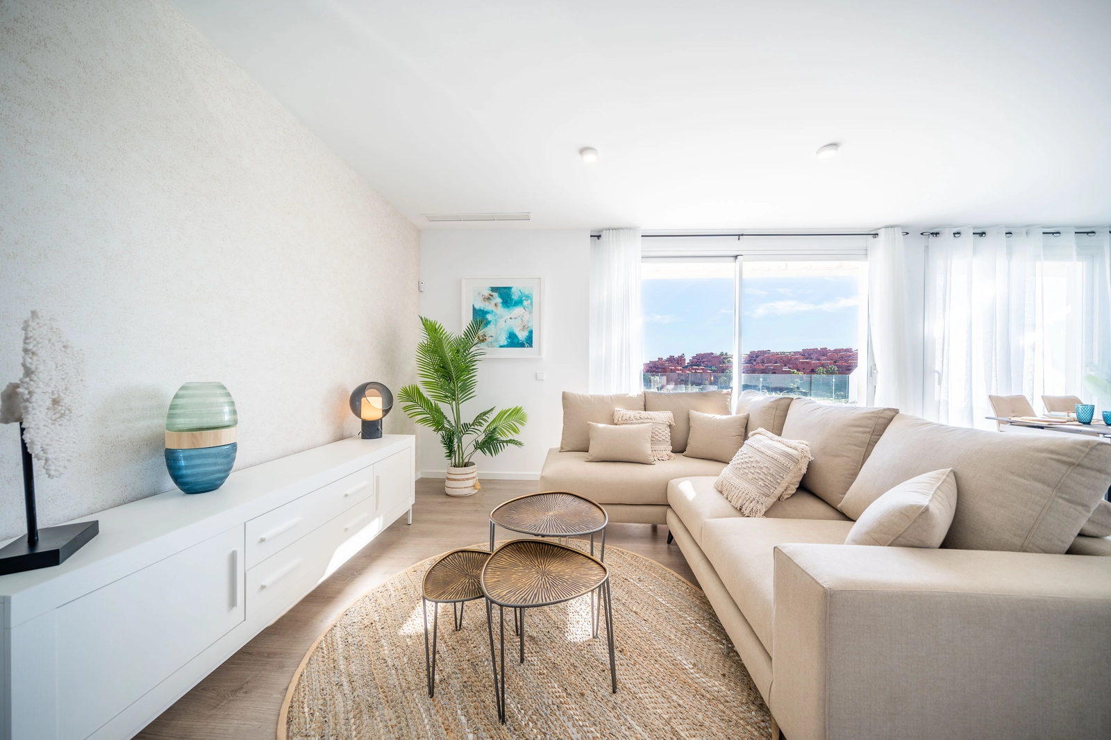 De ruime en lichte woonkamer, ontworpen voor comfort en modern wonen, komt uit op een privéterras.