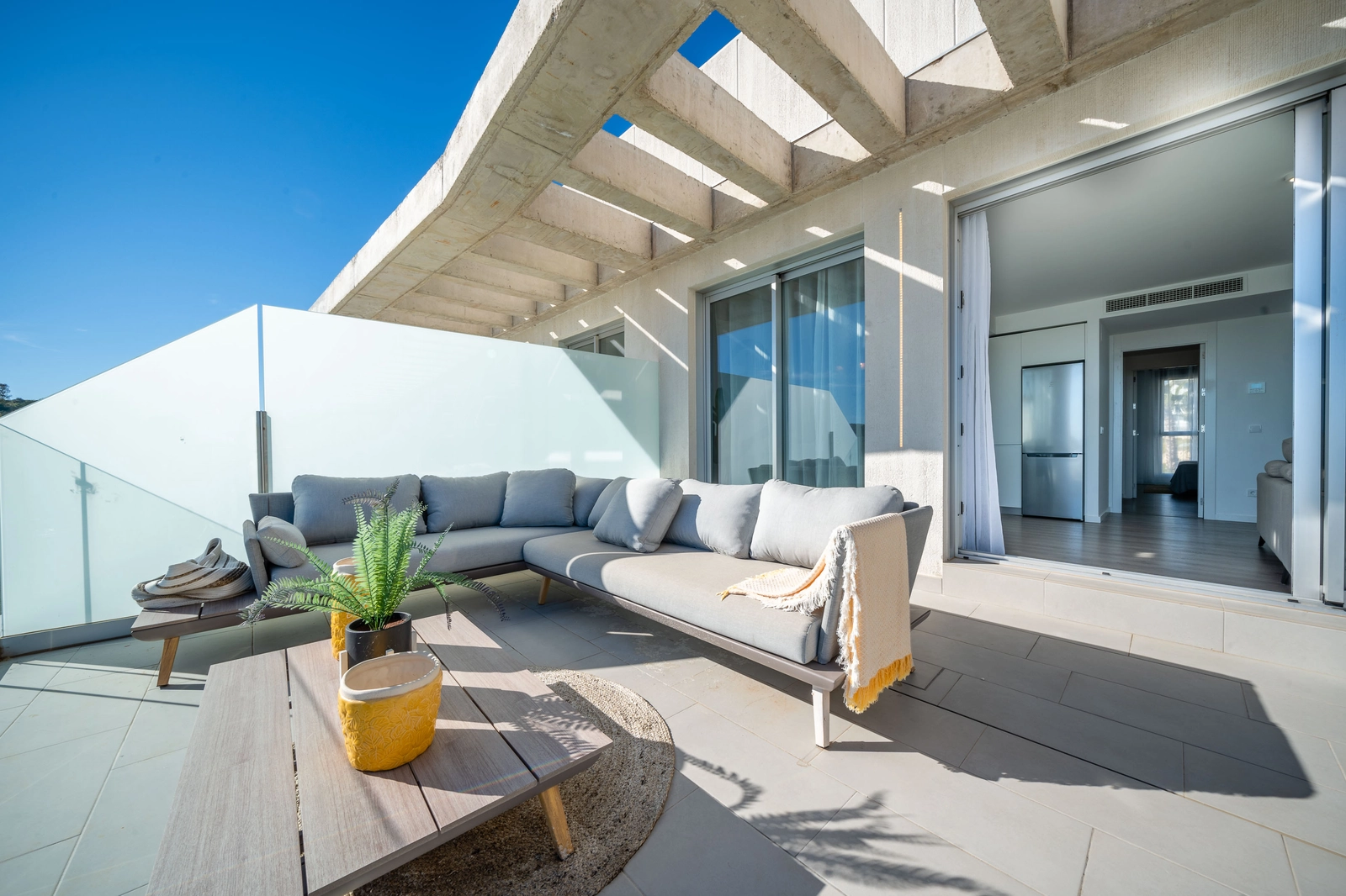 Een royaal privéterras, perfect om te ontspannen, te dineren en te genieten van het heerlijke klimaat van Zuid-Spanje.