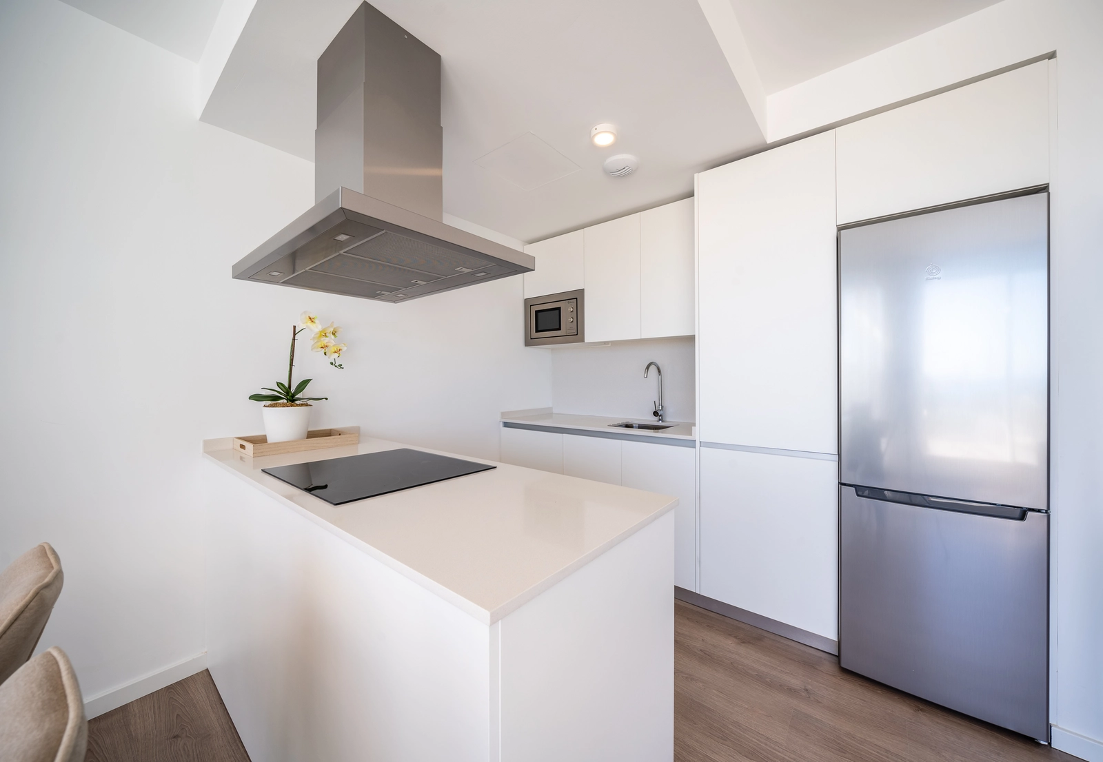 Een strakke en moderne keuken, volledig uitgerust en ontworpen met een open indeling voor gemakkelijk entertainen.