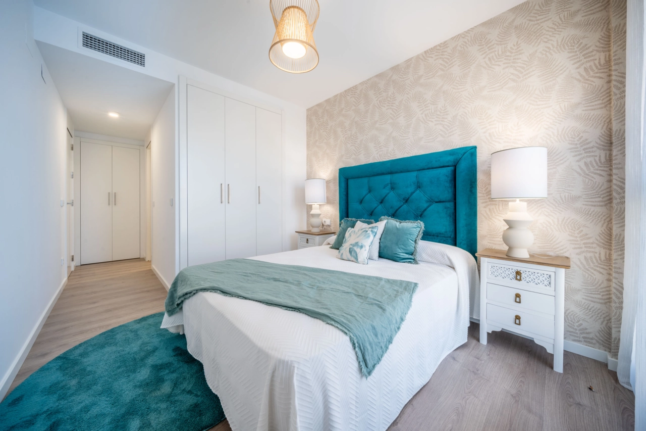 De hoofdslaapkamer biedt een rustig toevluchtsoord, met een elegant design en veel natuurlijk licht.