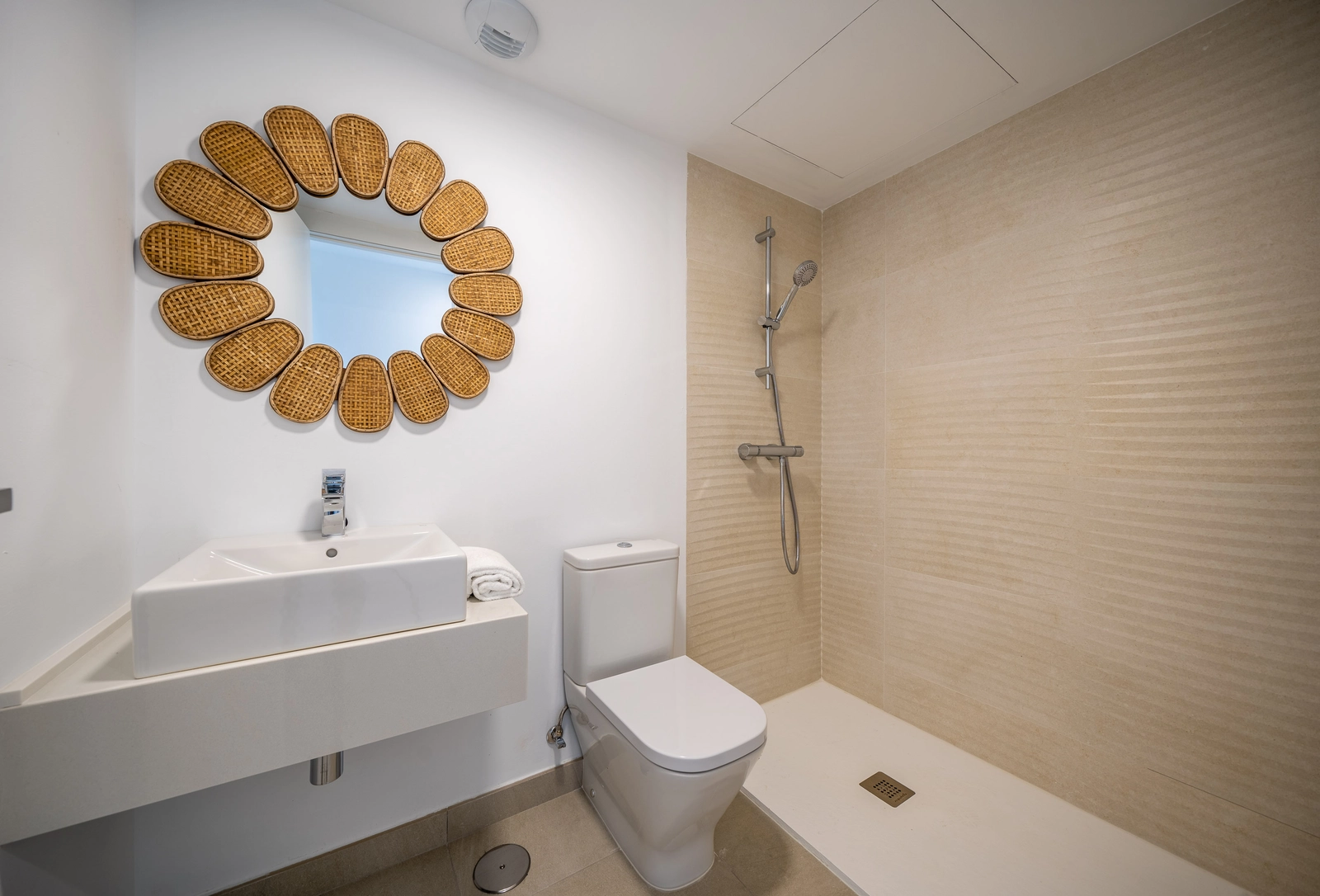 Een moderne badkamer met hoogwaardige armaturen en een strak, minimalistisch design voor ultieme ontspanning.