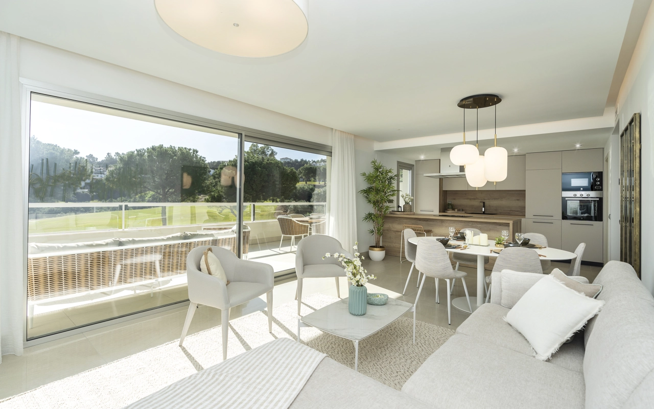 Zonlicht vult de open woon- en eetruimte, waardoor een lichte en uitnodigende plek ontstaat om te ontspannen en te entertainen.