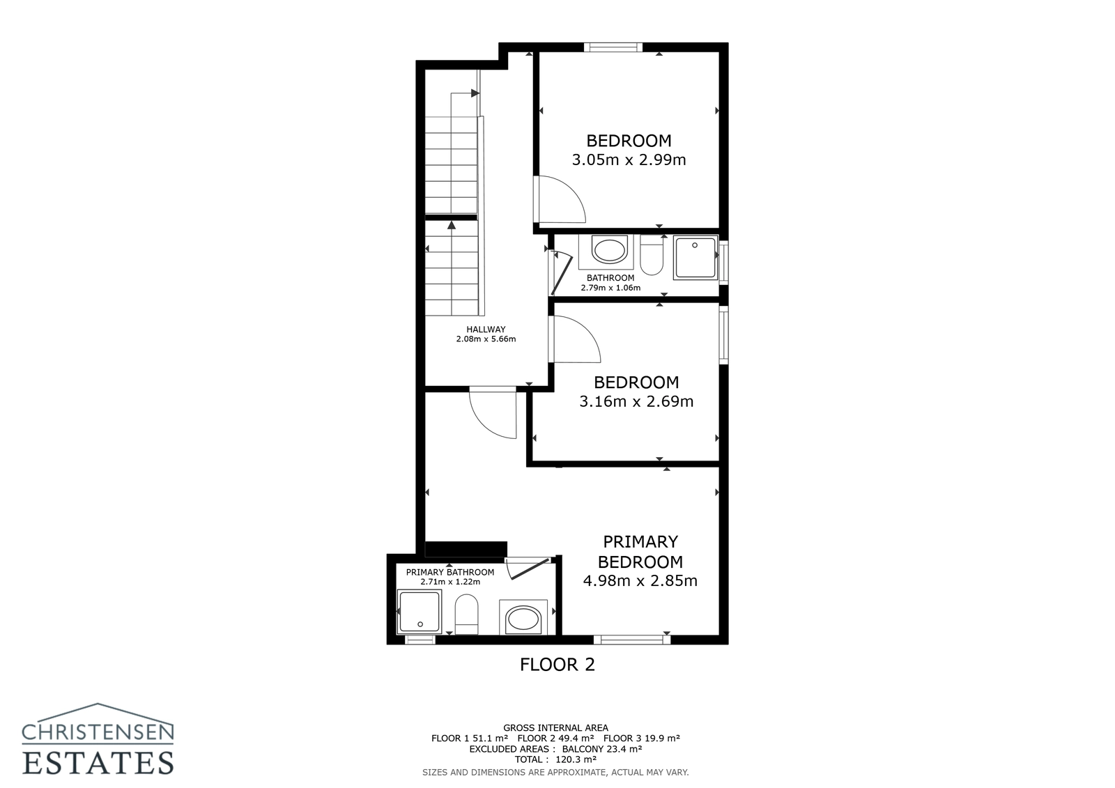 De eerste verdieping is gewijd aan rust, met drie goed ingerichte slaapkamers, waaronder de hoofdslaapkamer met een eigen badkamer.