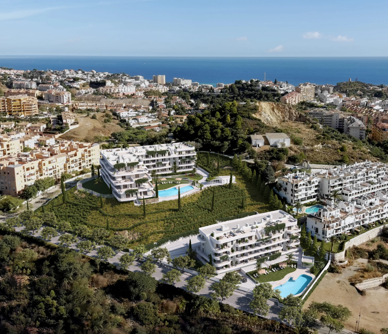 Een luchtfoto van het Sunset Views project, dat de toplocatie in de heuvels van Fuengirola toont met de Middellandse Zee op de achtergrond.