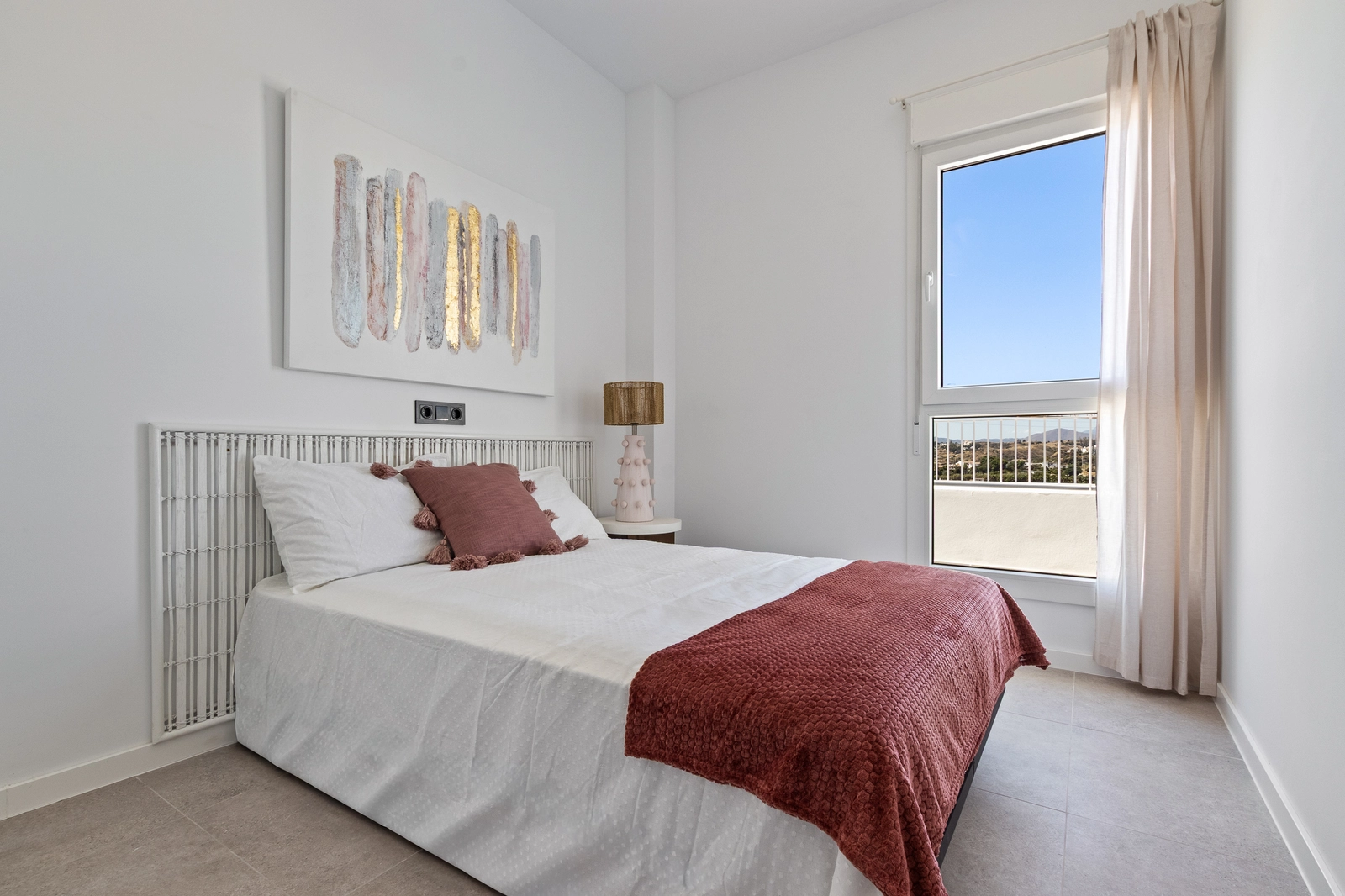 Gastenslaapkamers zijn licht en ruim, en bieden comfort en een aangenaam uitzicht voor familie en bezoekers.