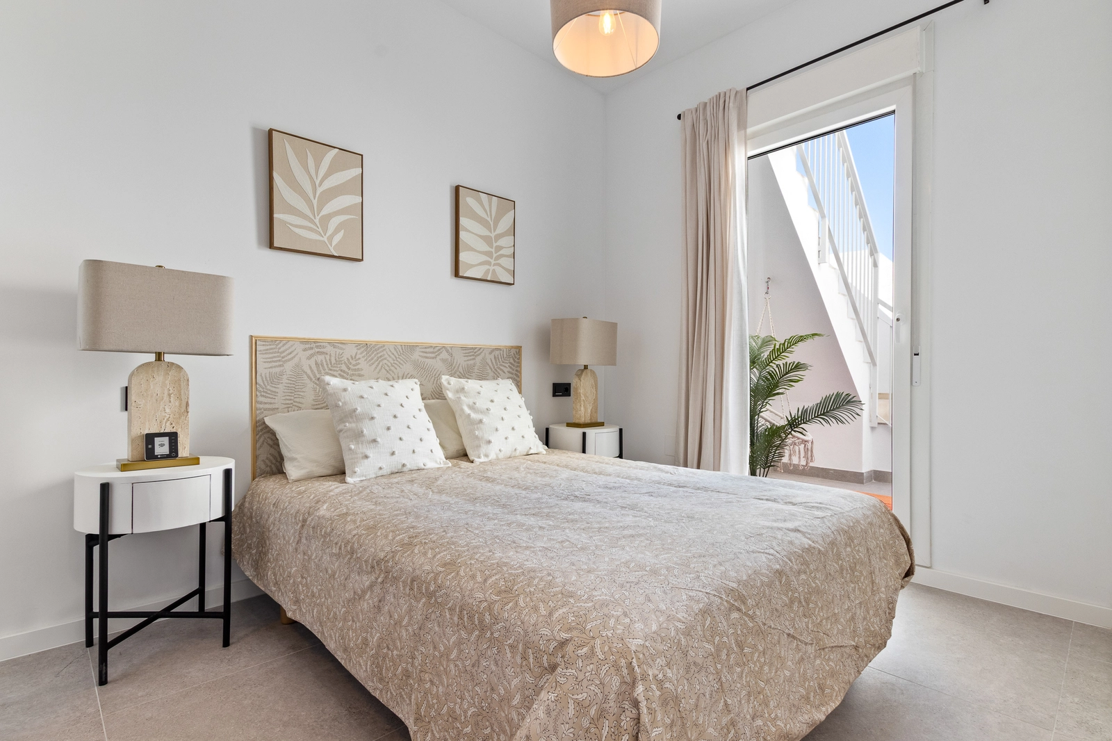 Een serene hoofdslaapkamer met directe toegang tot een buitenruimte, wat een privétoevluchtsoord creëert.