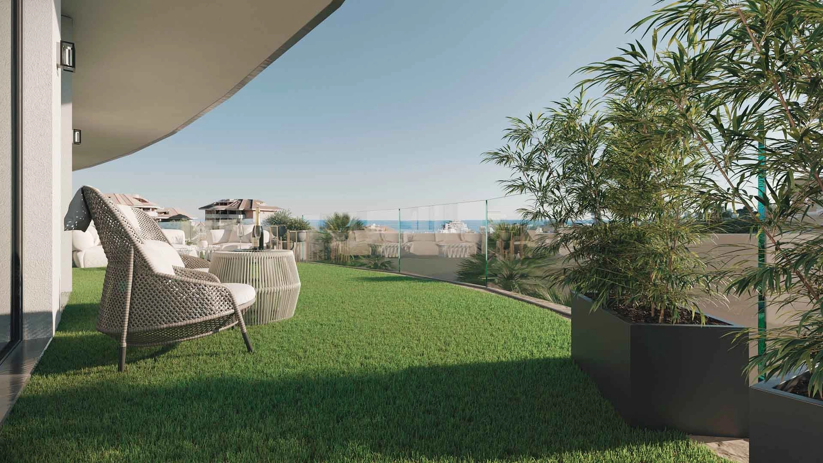 Een ruim privéterras met prachtig uitzicht op de Middellandse Zee vanuit uw luxe woning aan de Costa del Sol.