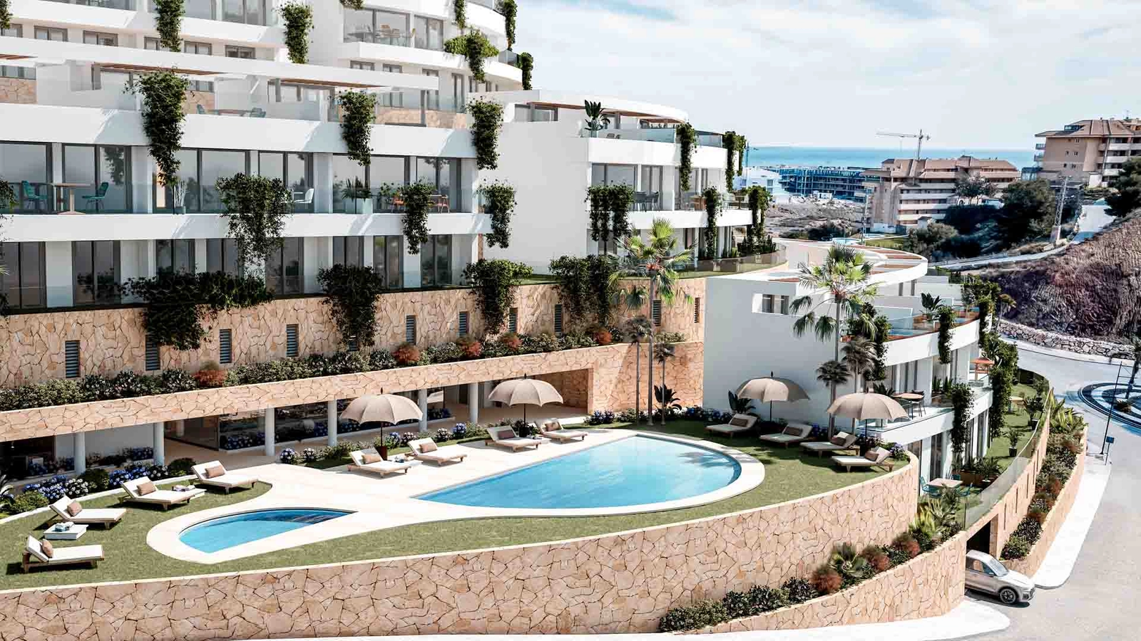 Het elegante gemeenschappelijke zwembadgedeelte, omringd door natuursteen en weelderige beplanting.