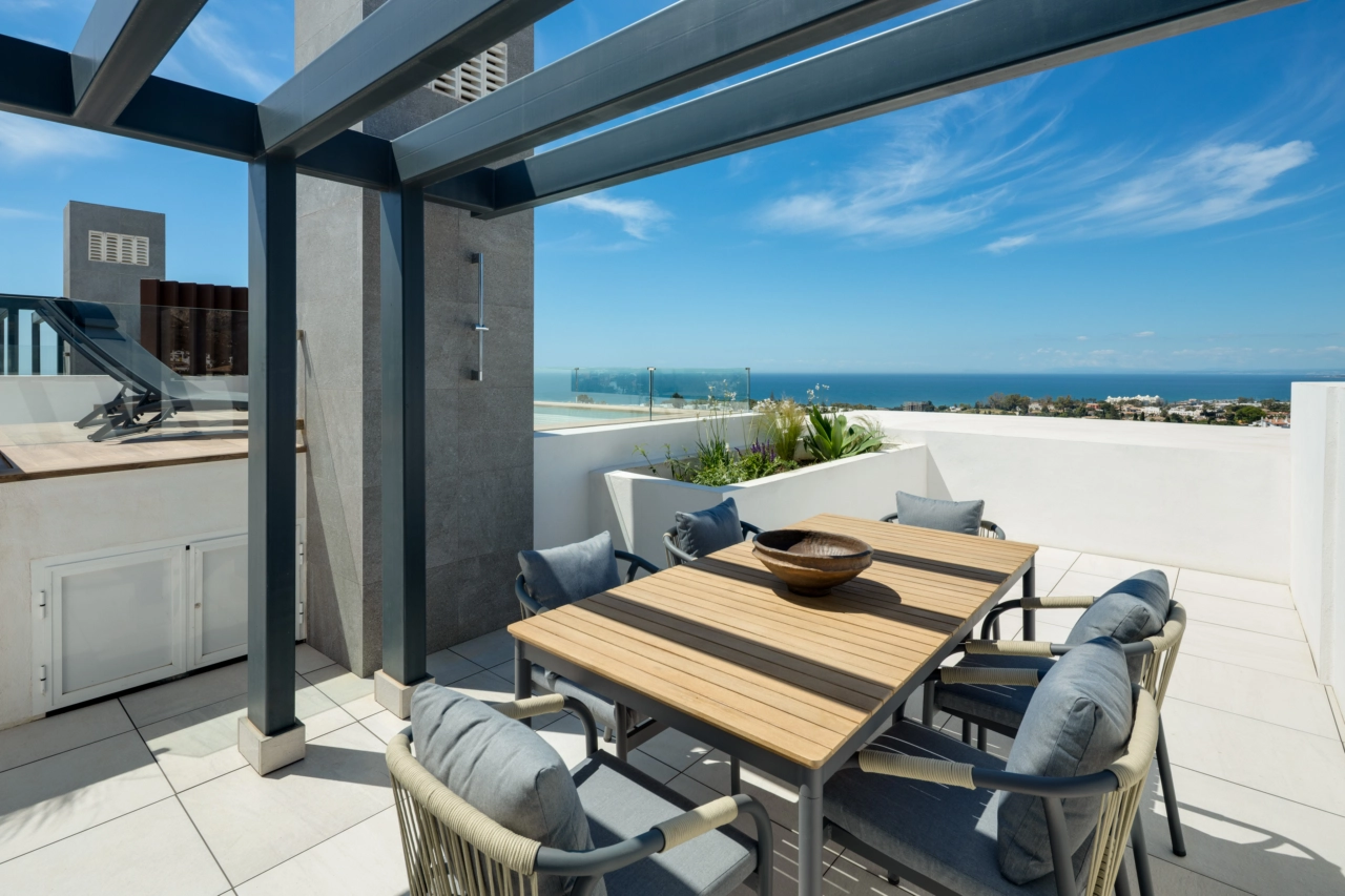 Dineer buiten op het ruime dakterras, met een panoramisch uitzicht op zee over de Costa del Sol.