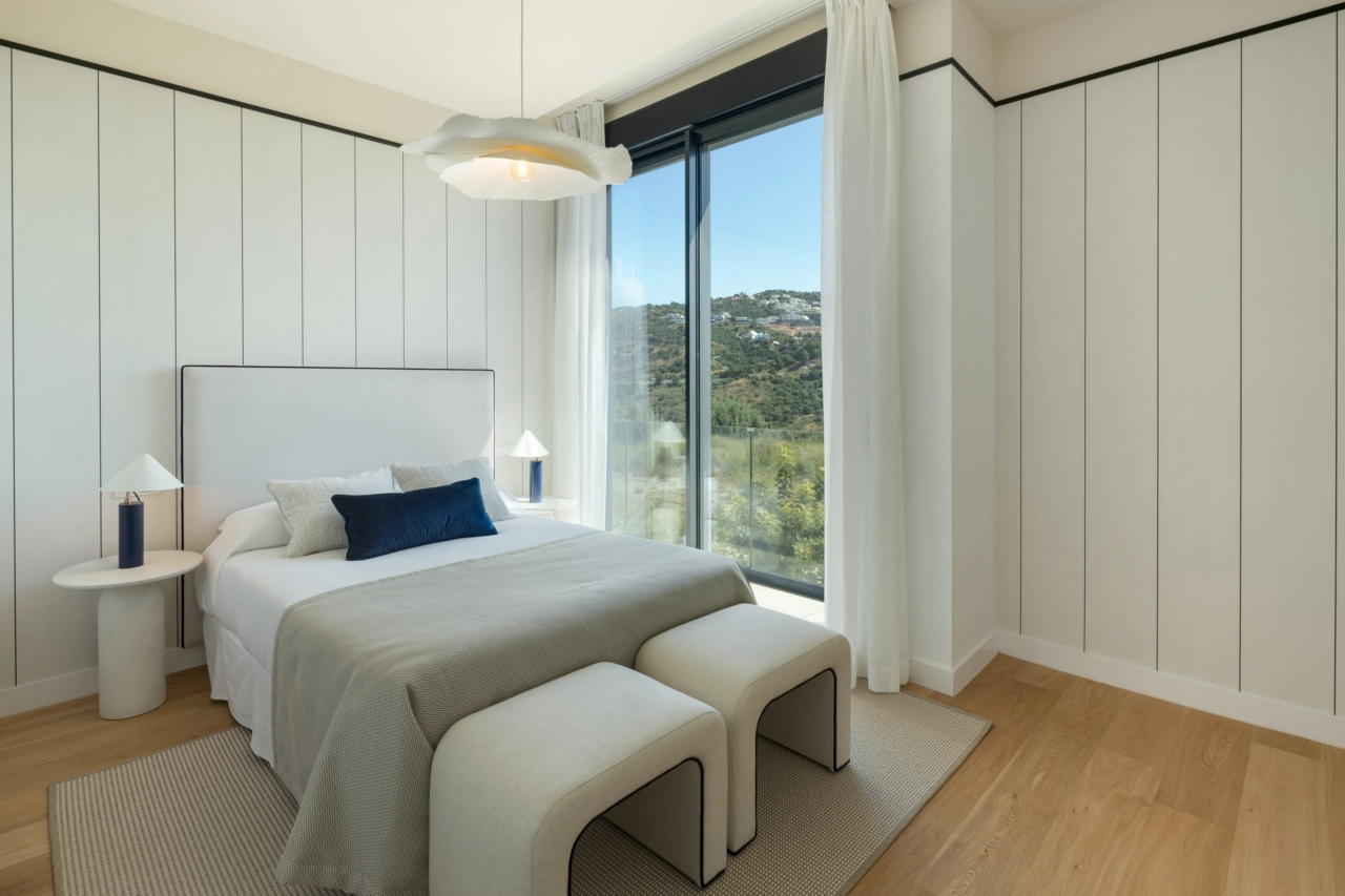 Een comfortabele logeerkamer met een rustgevend uitzicht op het omliggende groene landschap.