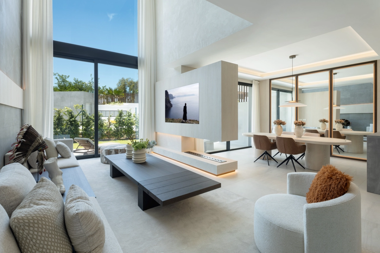 Een open indeling verbindt de woon- en eetruimtes, ideaal voor een modern gezinsleven en entertainment.