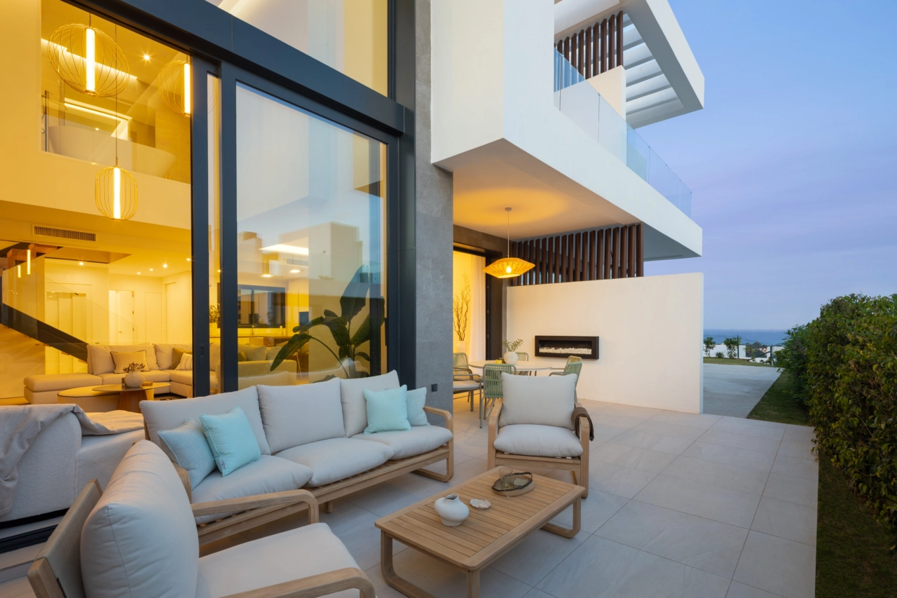 Breng een ontspannen avond door op het privéterras, compleet met een moderne bio-ethanolhaard.