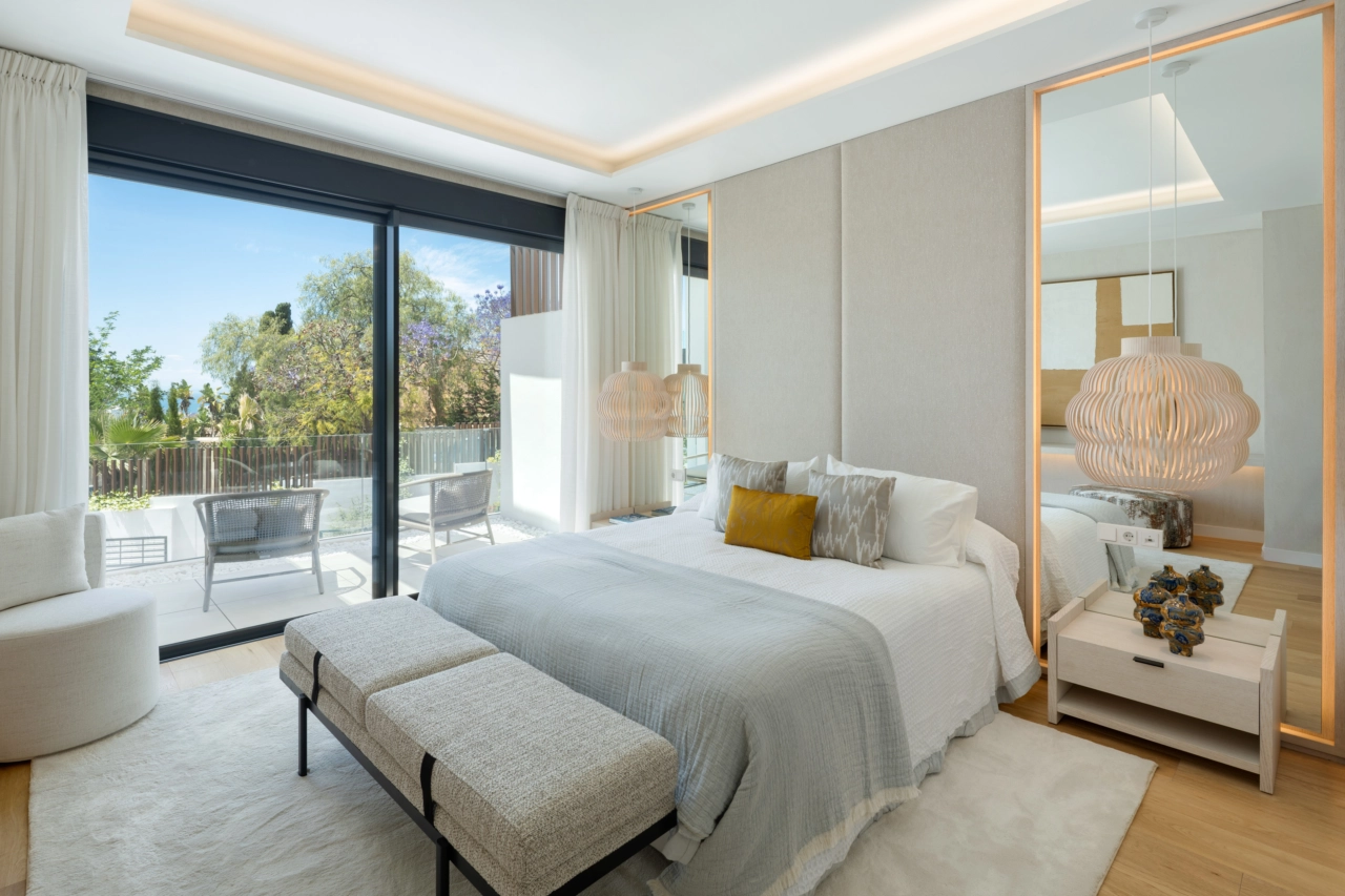 Nog een uitzicht op een prachtig ingerichte master suite met directe toegang tot een privéterras.