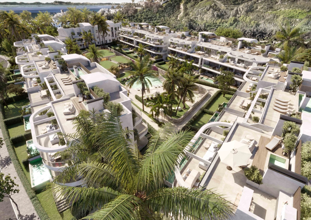 Een verhoogd uitzicht op The Palms, met de unieke architectuur en weelderige, groene omgeving van deze exclusieve ontwikkeling in Estepona.