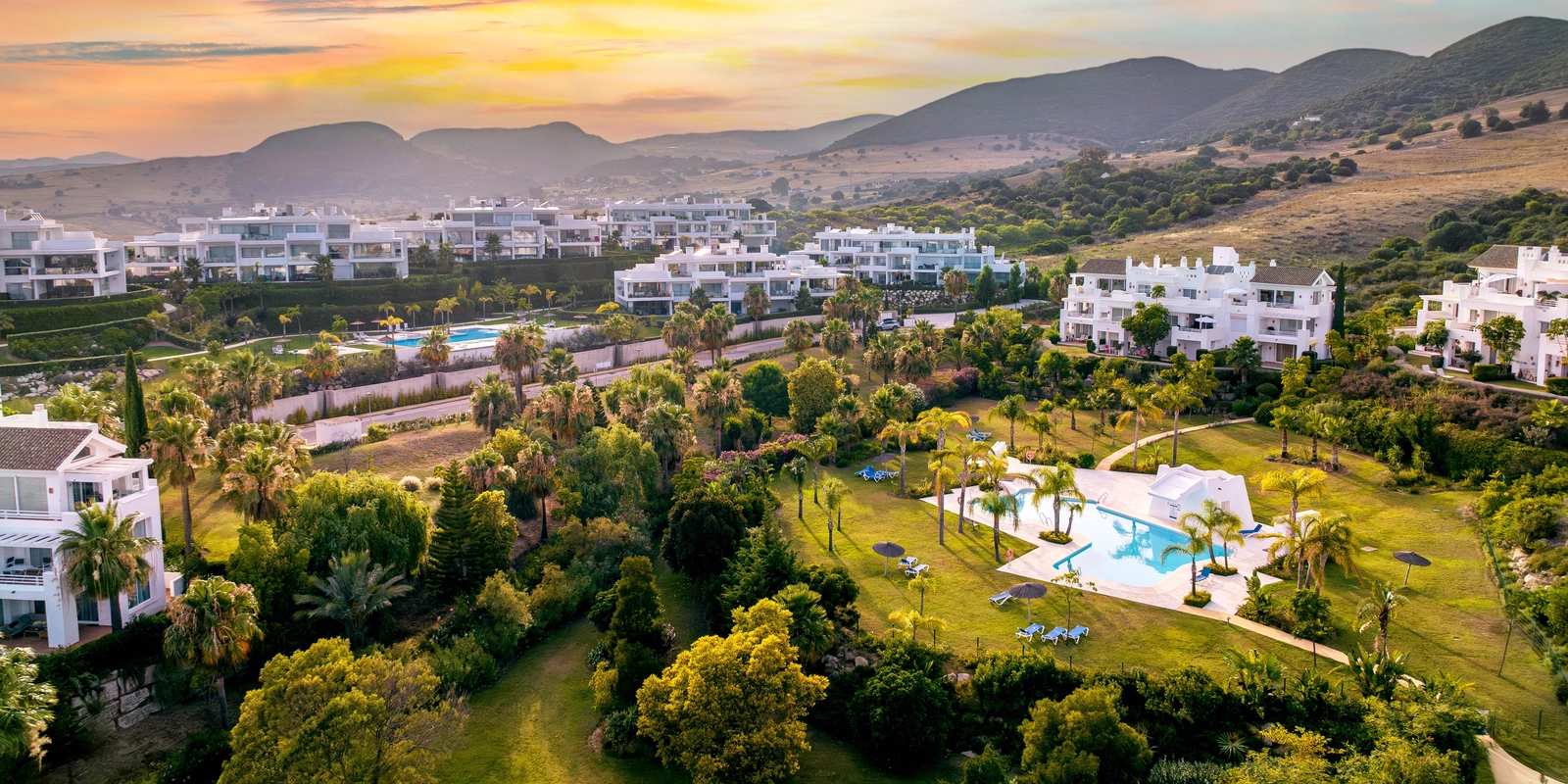 Een luchtfoto van dit prachtige project, genesteld in de groene heuvels van de Costa del Sol.