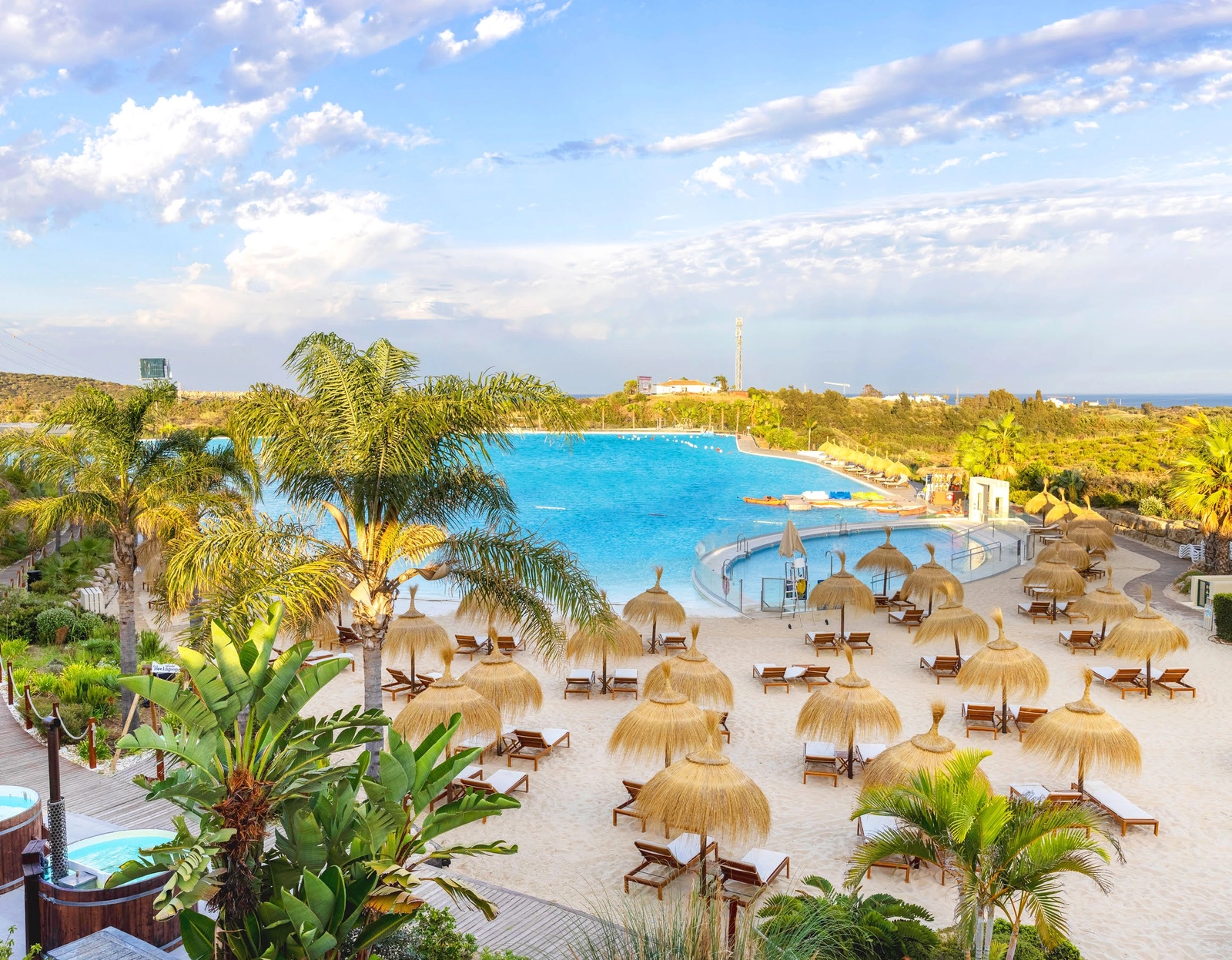 Ontspan op de zandstranden van de exclusieve kristalheldere lagune, een uniek kenmerk aan de Costa del Sol.