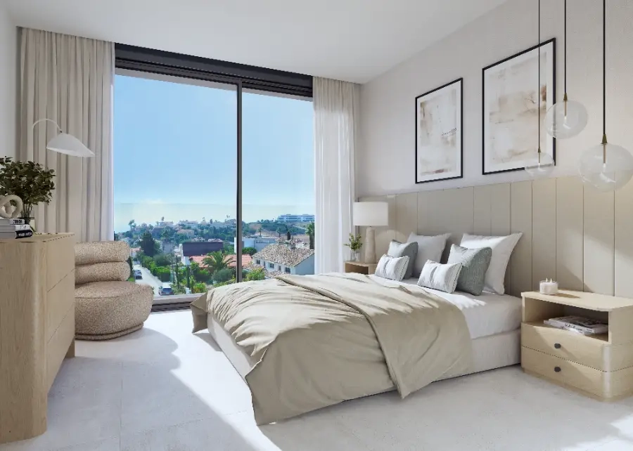 De hoofdslaapkamersuite, een rustgevend toevluchtsoord met grote ramen die prachtige uitzichten omlijsten.