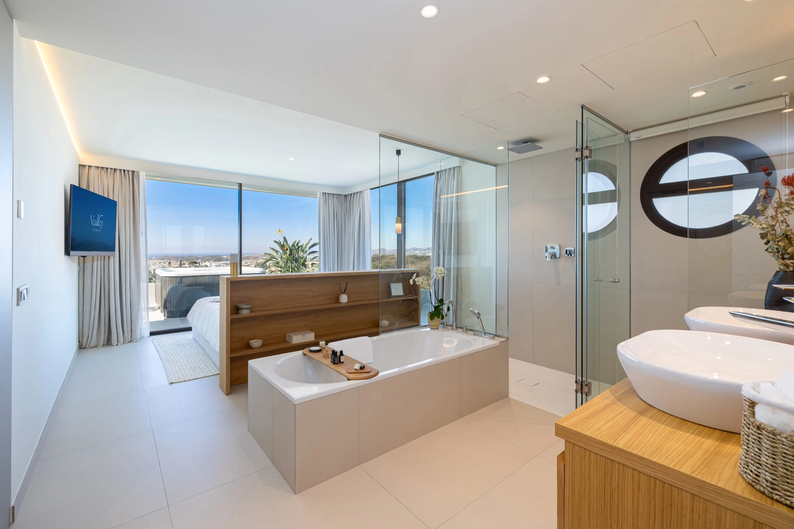 Elegante ensuite badkamers beschikken over een vrijstaand bad en hoogwaardige armaturen voor een spa-achtige ervaring thuis.