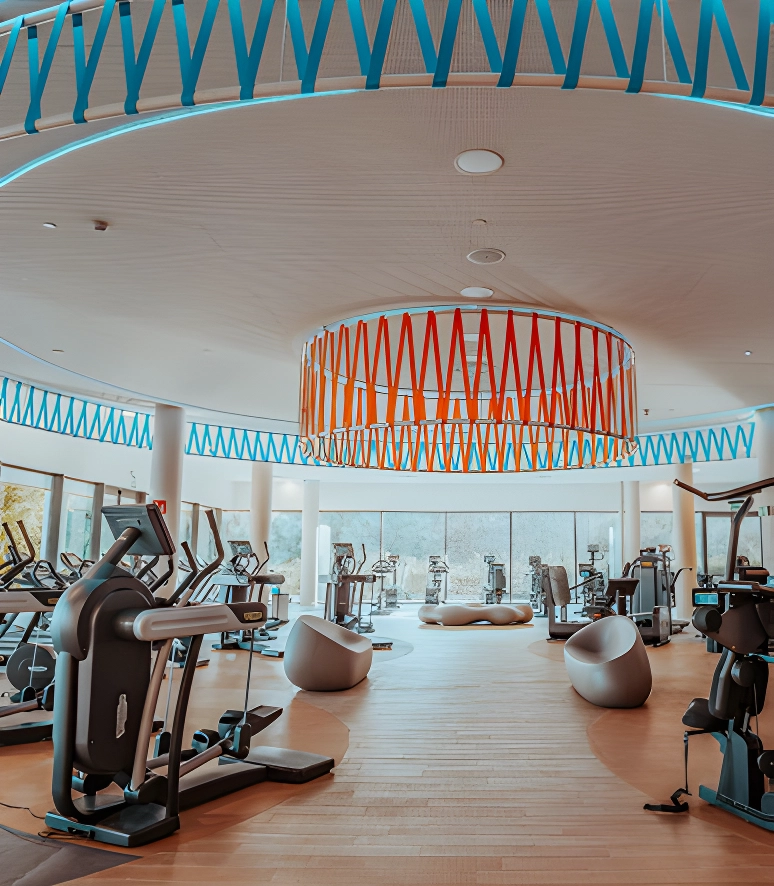 Behoud uw fitnessroutine in de ultramoderne Higueron Sport Club, beschikbaar voor bewoners.