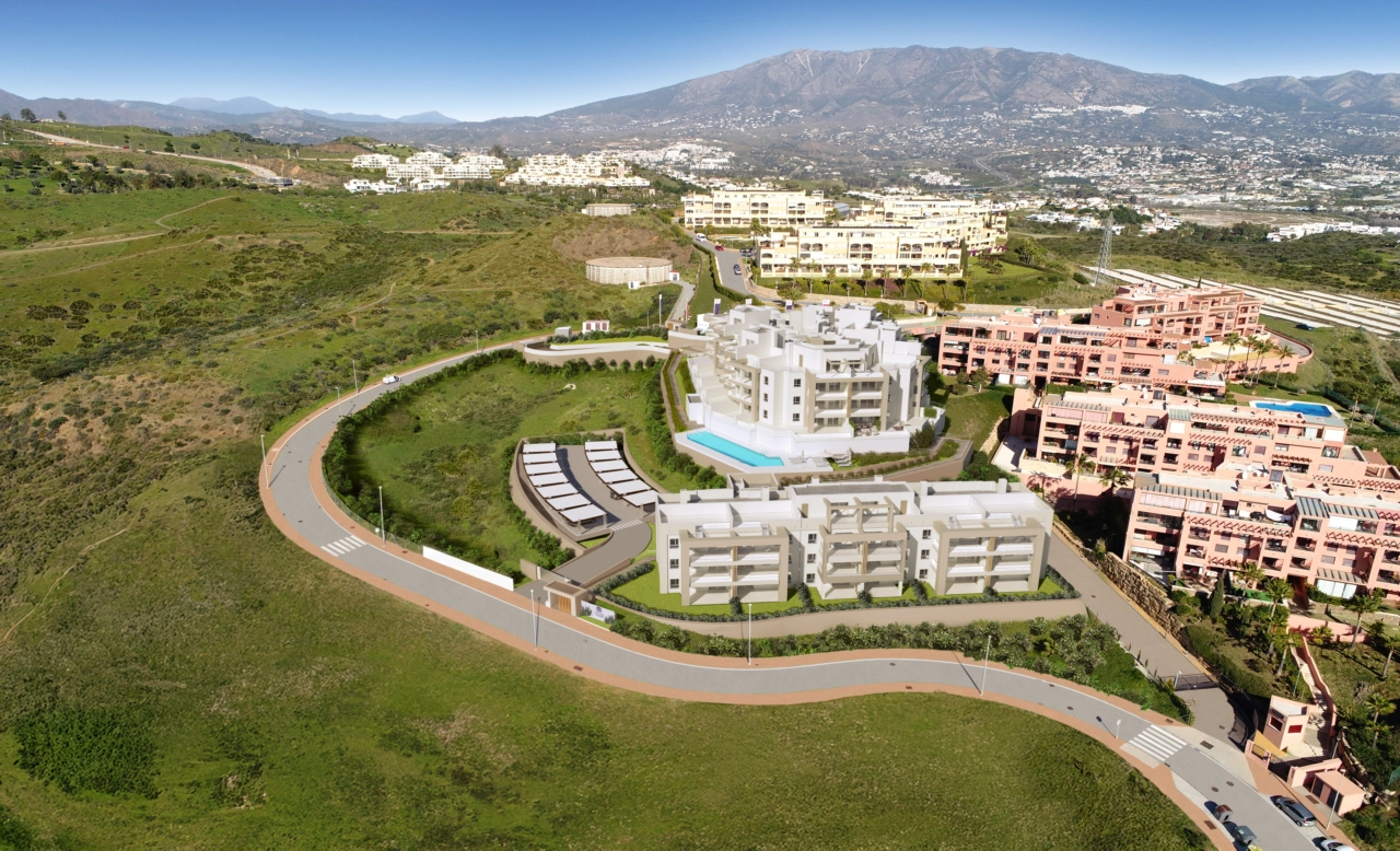 Een luchtfoto van het Valley Views-project, genesteld in de groene heuvels van Mijas Costa met de bergen op de achtergrond.