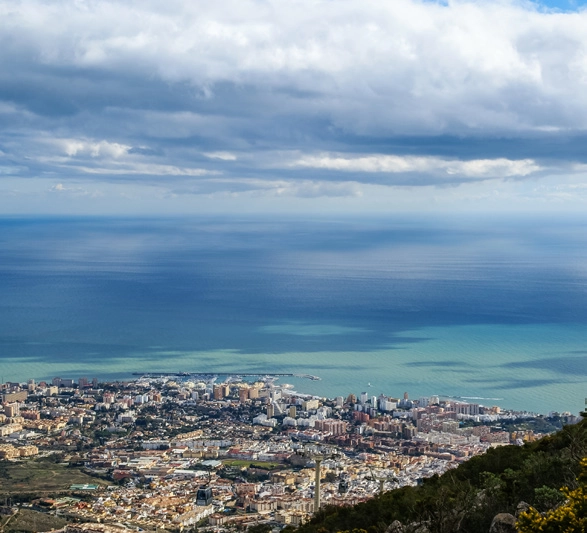 Geniet vanuit uw woning van adembenemend panoramisch uitzicht op de Middellandse Zee en de kustlijn van de Costa del Sol.
