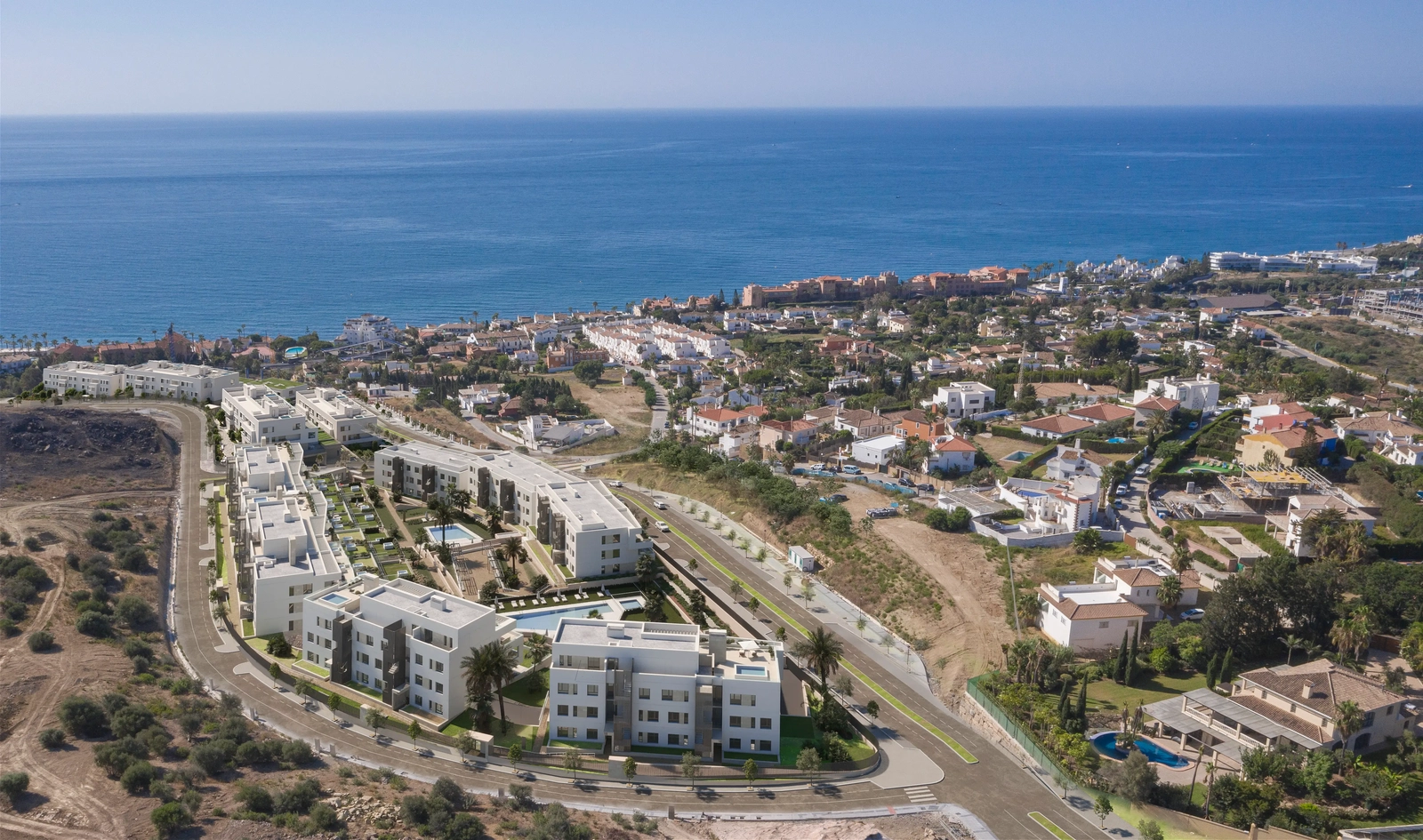Een luchtfoto van de ontwikkeling, die de uitstekende locatie nabij de Middellandse Zee aan de Costa del Sol toont.